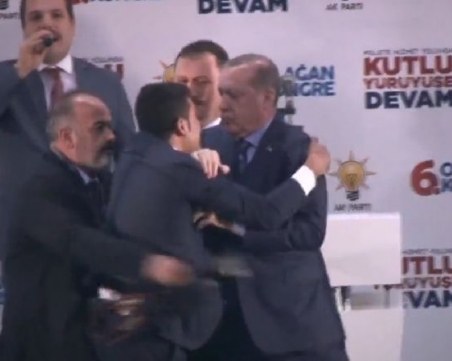 Паника по време на реч на Ердоган, мъж изскочи на сцената ВИДЕО