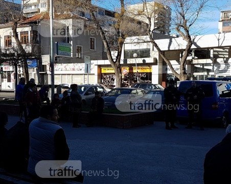 Продължава полицейската акция в Пловдив! Спецполицаи дебнат пред Гранда СНИМКИ