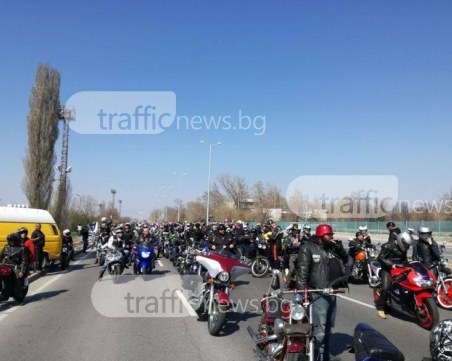 Рокерско шествие под тепетата днес! Рокерите облечени като Дядо Коледа