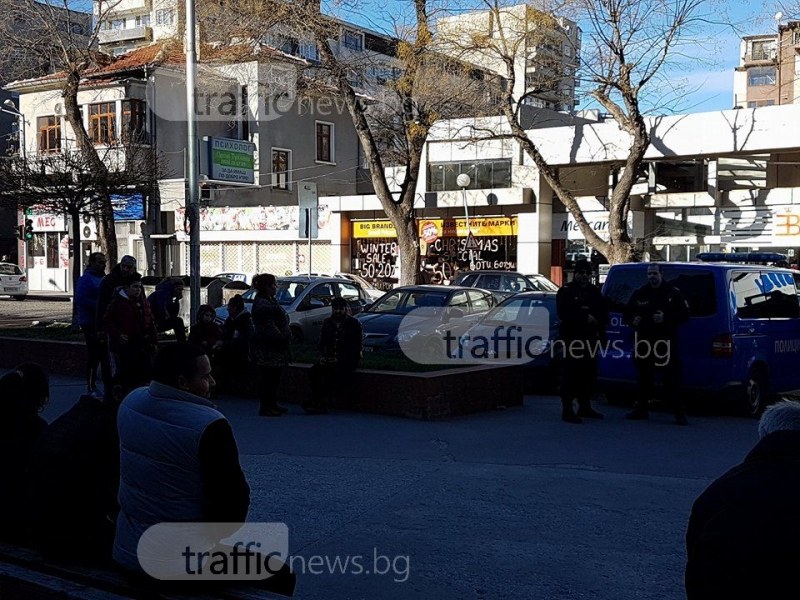 Продължава полицейската акция в Пловдив! Спецполицаи дебнат пред Гранда СНИМКИ