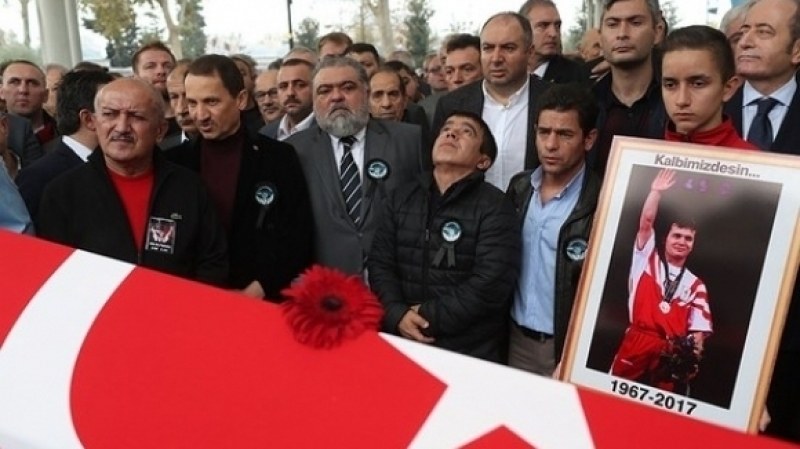 В Бурса оказват огромна почит към Наим Сюлейманоглу