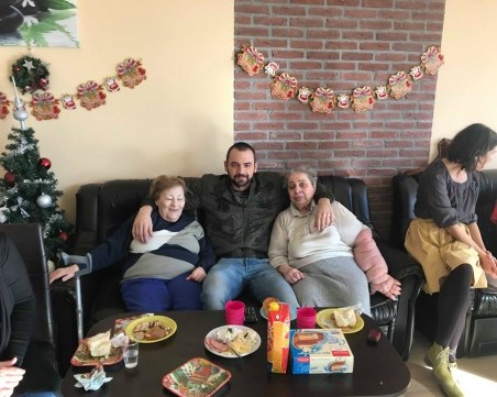 Дядо Коледа и Снежанка зарадваха възрастни хора СНИМКИ