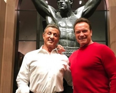 Екшън легендите Сталоун и Шварцнегер празнуват заедно Коледа СНИМКА
