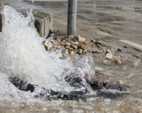 Гръмна водопровод в Тракия! Остави десетки пловдивчани без вода на Коледа