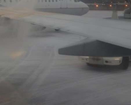 Самолет поднесе и излезе извън пистата при кацане