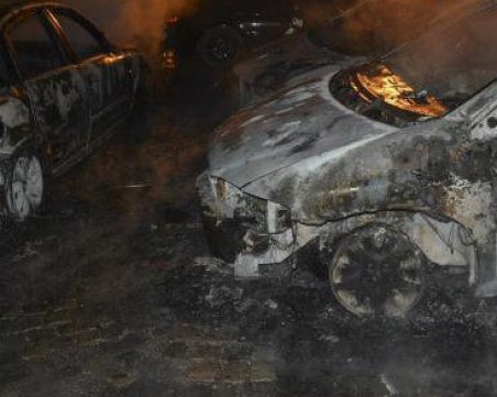 Шест автомобила изгоряха на паркинг