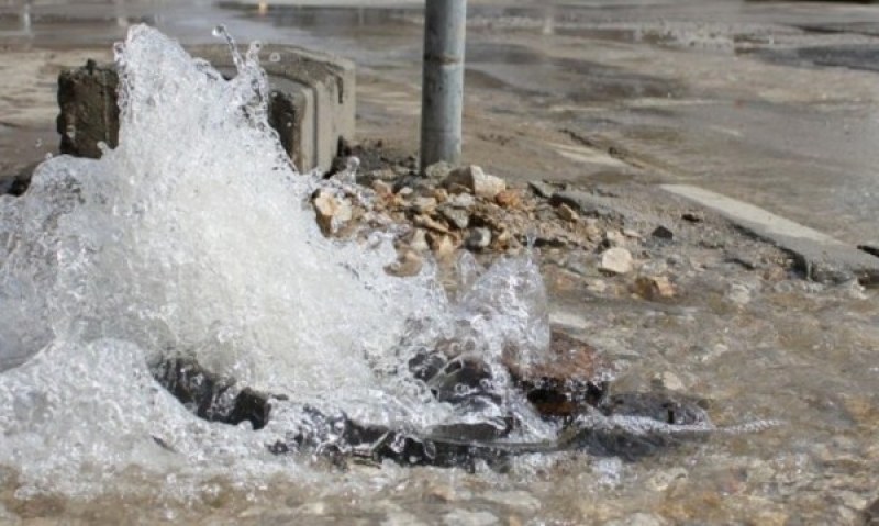 Гръмна водопровод в Тракия! Остави десетки пловдивчани без вода на Коледа