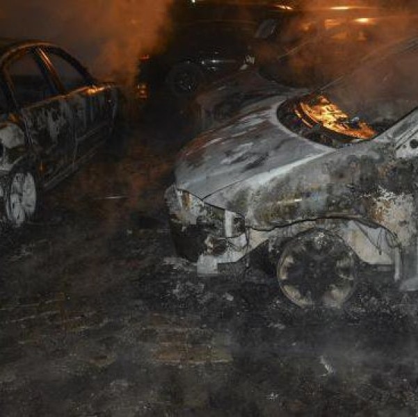 Шест автомобила изгоряха на паркинг