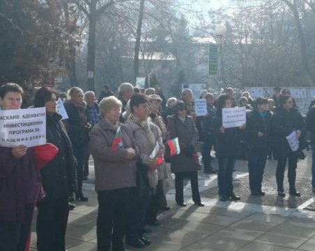 Девин се вдигна на протест заради скъпата вода, жителите заплашиха, че спират да плащат