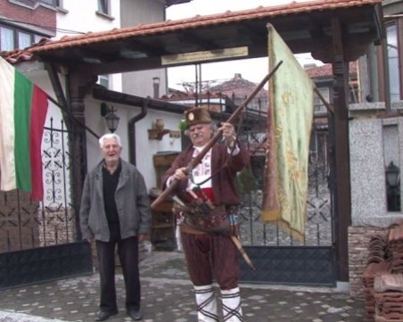Пенсиониран учител по история превърна бащината си къща в музей СНИМКИ