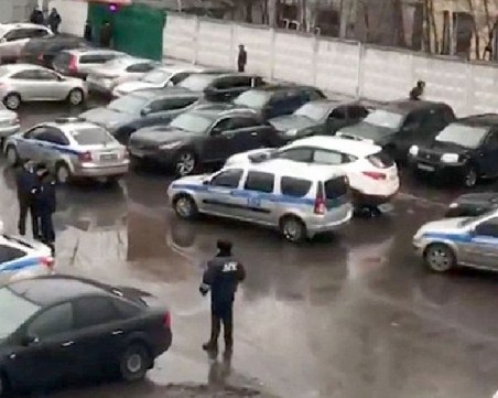 Руски бизнесмен полудя! Нахлу с оръжие във фабрика и стреля наред