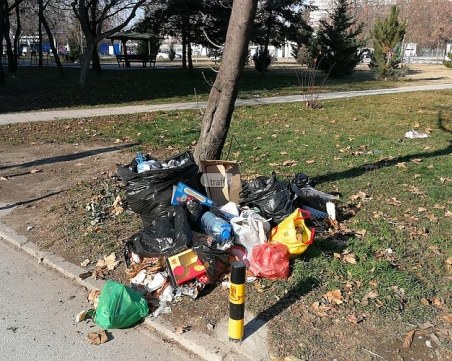Смрад и гняс в най-зеления квартал! Пловдивчани си хвърлят боклуците в парк СНИМКИ