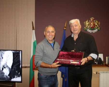 Стоичков получи специален подарък в Пловдив