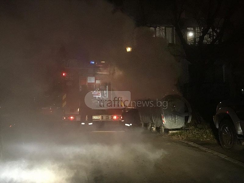 Пожар опуши Съдийския квартал, автомобили пречат на пожарната кола СНИМКИ