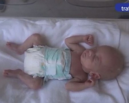 15-годишна ромка роди бебе, тежащо само 990 грама