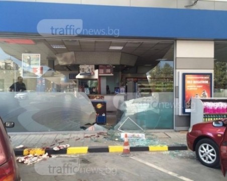 20-годишно момиче влезе да плати в бензиностанция барабар с колата