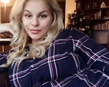 Деси Слава зарадва феновете си за Коледа! Пусна снимка с коремче