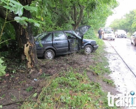 Кола с петима младежи изхвърча от пътя и се удари в няколко дървета