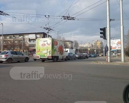 Кошмарни задръствания в Пловдив, катастрофа блокира кръговото на Водната палата СНИМКИ