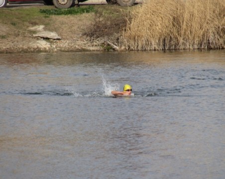 Мъж се хвърли в ледените води на езеро, за да помогне на малката Мартина