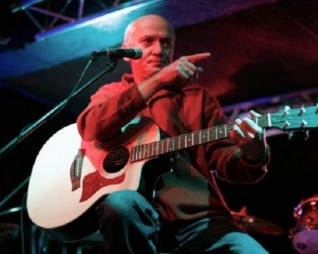 Почина първият вокалист на група 