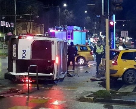 Причината за мелето с три коли - полицейският бус минал на червено