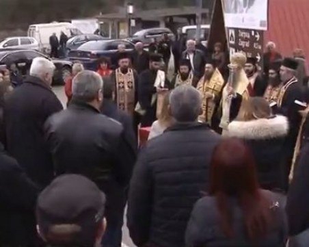 Раздават икони и курбан за безаварийно пътуване