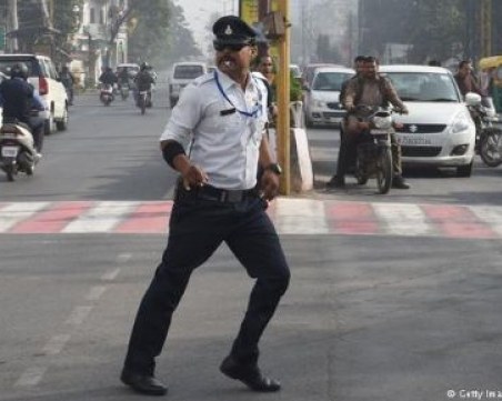 Регулировчик контролира движението в “лунната походка“ на Майкъл Джексън