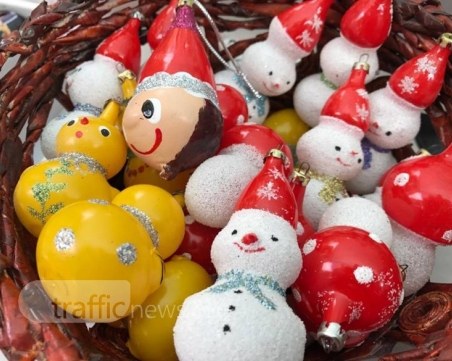 Стъклените камбанки на една жена кънтят в навечерието на новогодишната нощ в Пловдив СНИМКИ