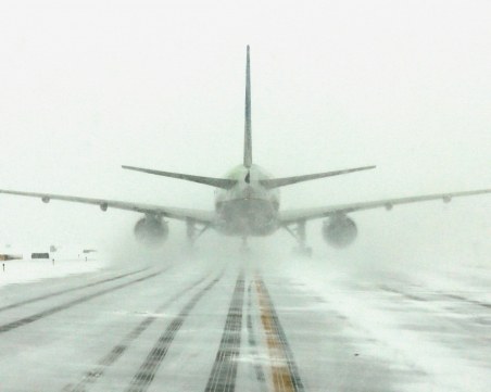 Стотици хора са блокирани на летище в Лондон, има отменени полети и за България