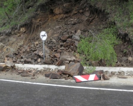 Свлачище затруднява движението край Бачково