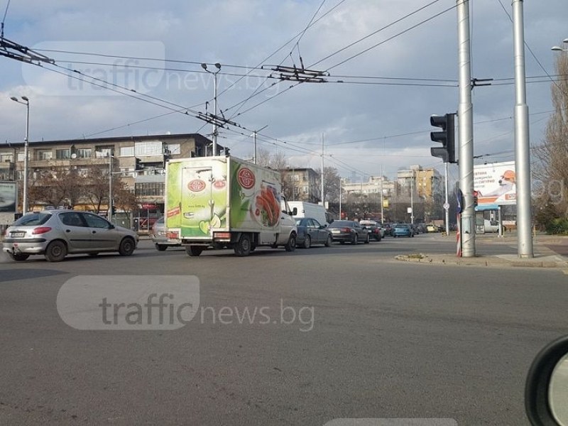 Кошмарни задръствания в Пловдив, катастрофа блокира кръговото на Водната палата СНИМКИ