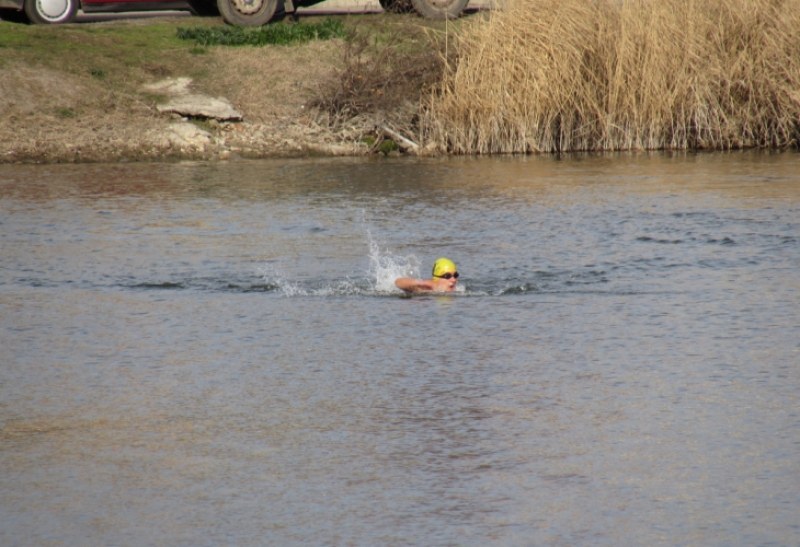 Мъж се хвърли в ледените води на езеро, за да помогне на малката Мартина
