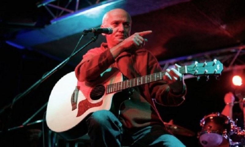 Почина първият вокалист на група 