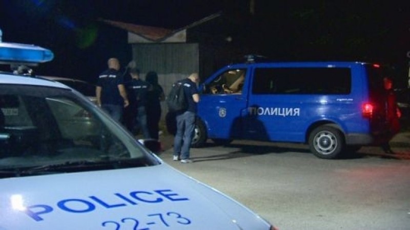 Полиция щурмува бардак - арестуваха сводник, карал ученичка да участва в оргии