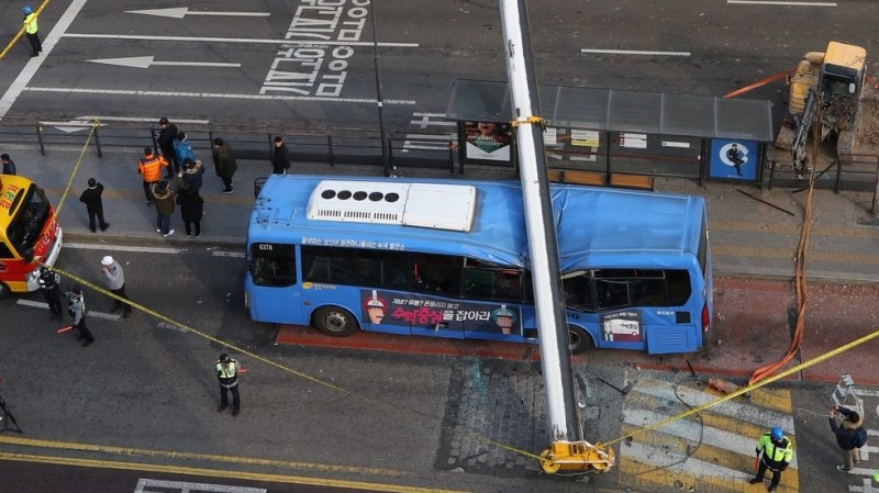 Строителен кран падна върху автобус от градския транспорт, един е загинал СНИМКИ