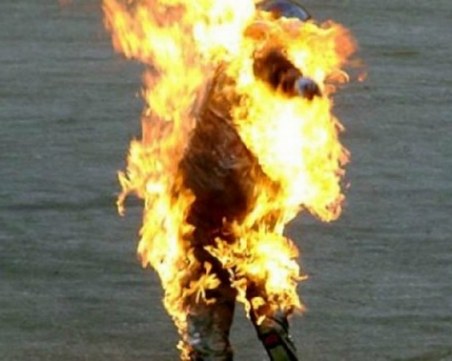 27-годишен мъж се поля с бензин и се запали пред очите на майка си