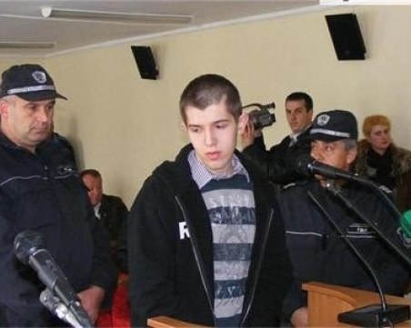 Джунейт, който уби майка си и брат си, е на свобода и учи за лекар