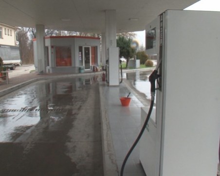 Маскирани нападнаха служителка и взеха 3 бона от бензиностанция в Горна Оряховица