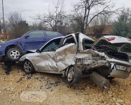 Тежка катастрофа на Коматевско шосе! Колите са смачкани до неузнаваемост СНИМКА