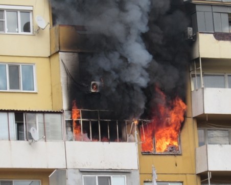 Заради клошар: 3 семейства останаха без дом