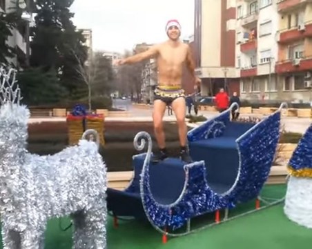 Гол младеж друсна кючек върху шейната на Дядо Коледа ВИДЕО