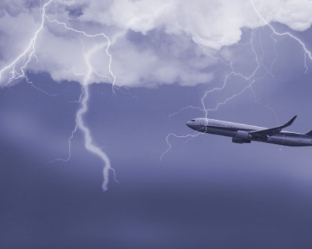 Извъндерна ситуация! Самолет, ударен от мълния, кацна в София