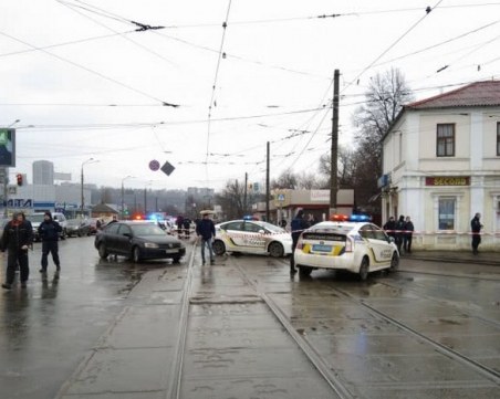 Нападател взе заложници в поща, заплаши, че ще се взриви