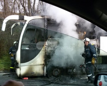 Пътнически автобус се запали на пътя Пловдив-Калофер СНИМКИ+ВИДЕО