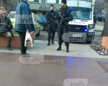 Спец полицаи с автомати обсадиха голям търговски център в Пловдив СНИМКИ