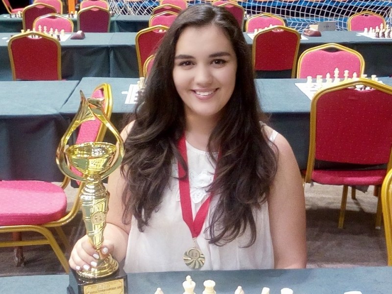 Надеждите на Пловдив: Вики Радева мести шахматните фигури от 3-годишна, мислела ги за кукли СНИМКИ