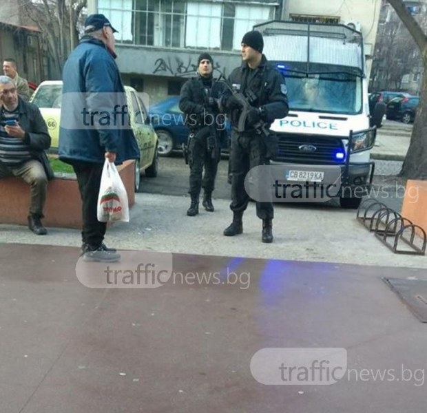 Спец полицаи с автомати обсадиха голям търговски център в Пловдив СНИМКИ