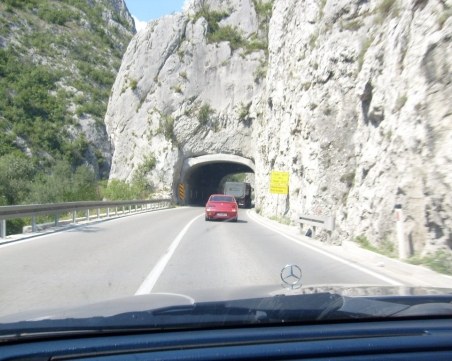 Българи оцеляха като по чудо при катастрофа в Сърбия, има ранени деца