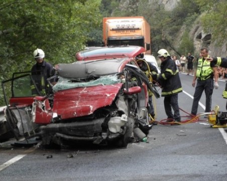 Зверски челен удар на Кресненското дефиле! Над 4 души са ранени, режат ламарини, за да ги извадят